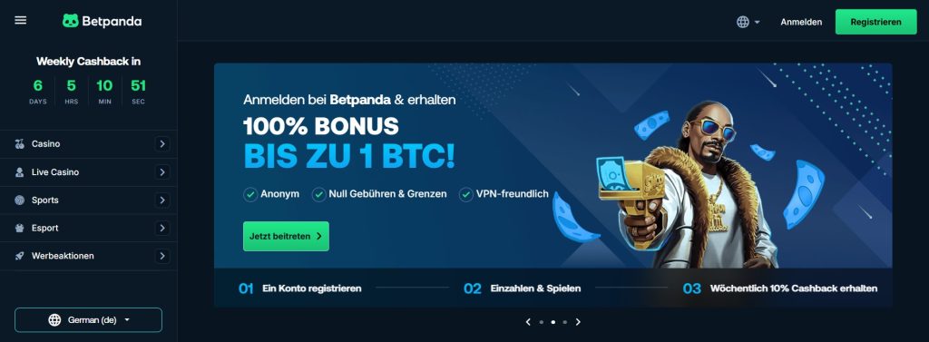 Eine Werbegrafik von Betpanda mit einem Angebot für einen 100% Bonus bis zu 1 BTC. Die Grafik zeigt eine Person mit einer goldenen Pistole und einem Pelzmantel. Links sind verschiedene Kategorien wie Casino, Live Casino, Sports, Esport, Krypto Casinos und Werbeaktionen aufgelistet. Ein Countdown für den wöchentlichen Cashback ist ebenfalls sichtbar.